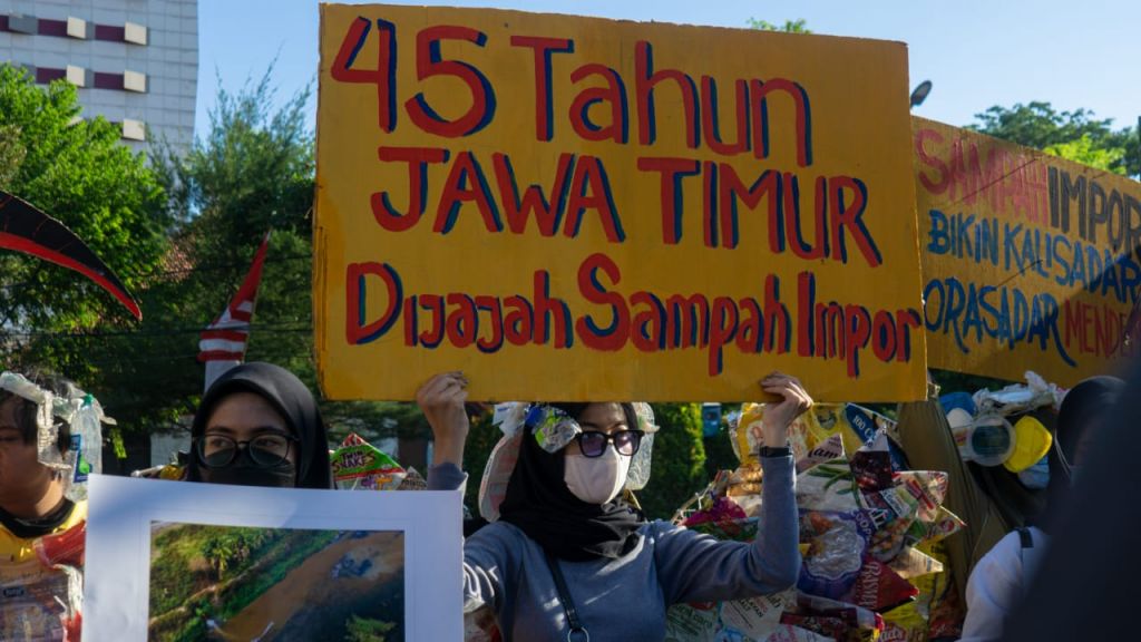 Aktivis lingkungan demo di Gedung Grahadi Surabaya