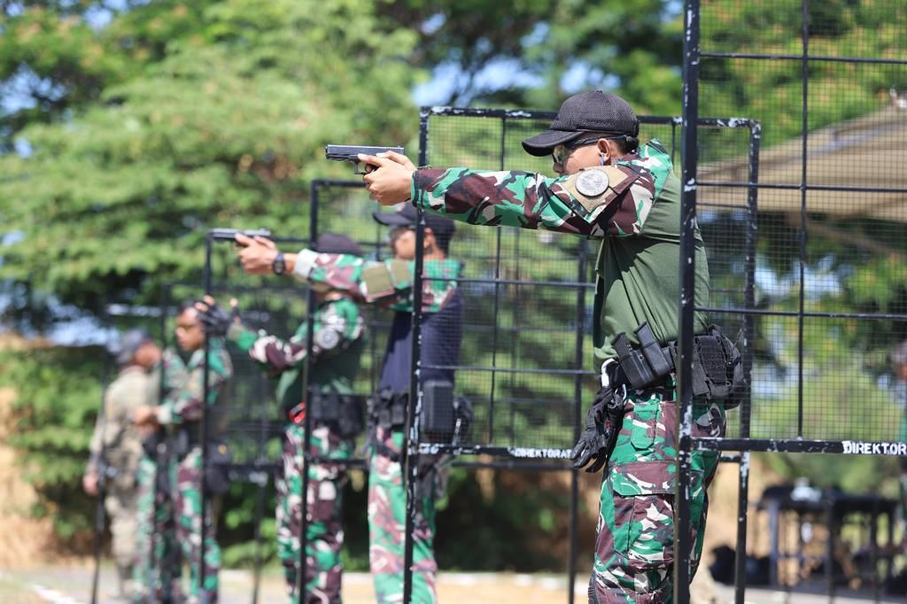 Prajurit Koopssus TNI dan Personel pasukan khusus Amerika latihan menembak