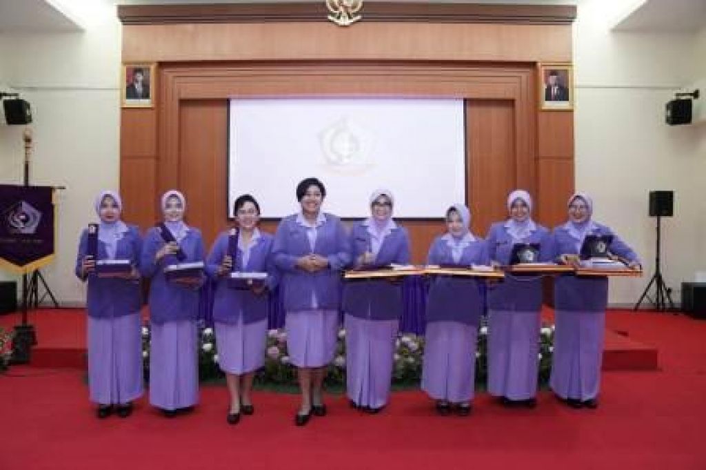 Ny. Vero Yudo Margono saat memimpin acara serah terima jabatan IKKT Pragati Wira Anggini