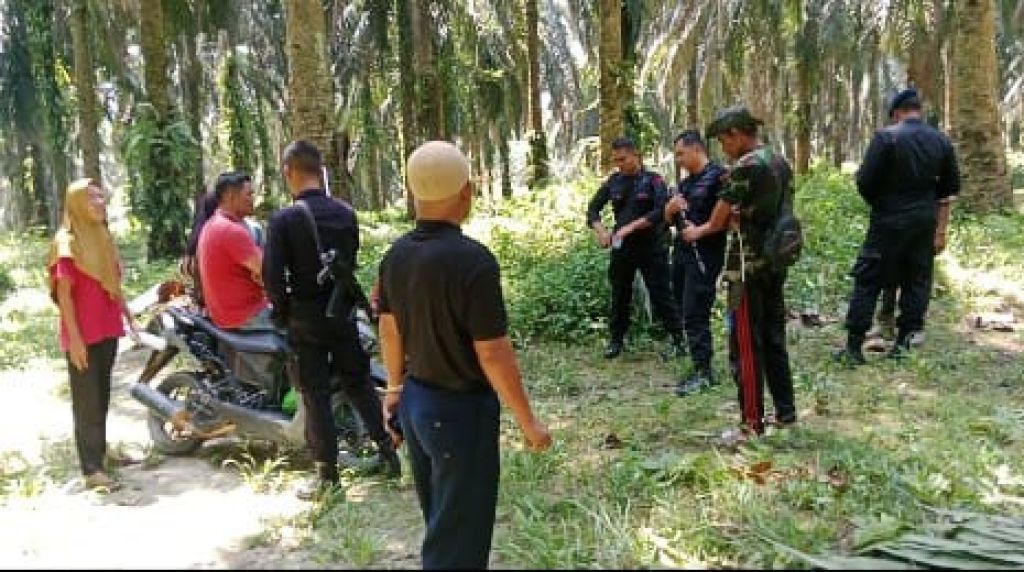 Sejumlah oknum Brimob Polda Riau berjaga-jaga di kawasan lahan yang masih konflik dengan warga