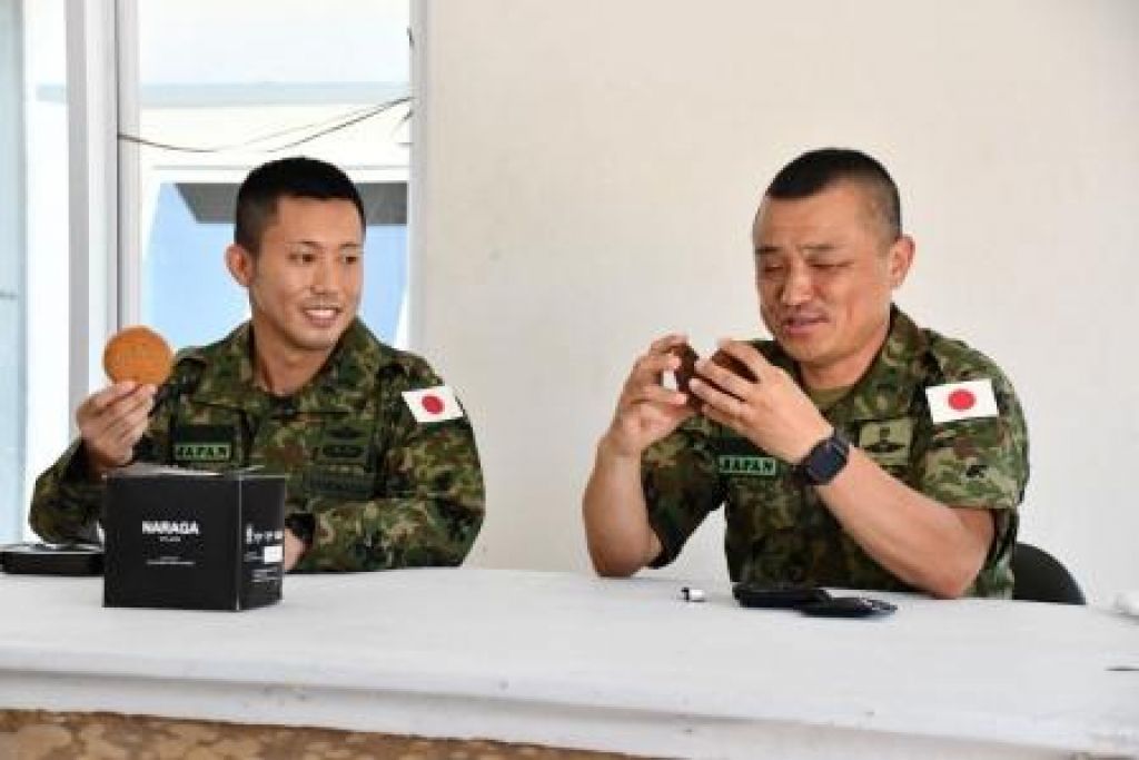 Tentara Jepang menikmati ransum TNI