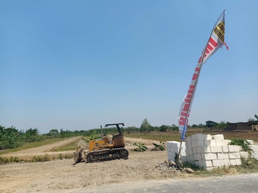 Pemerataan lahan dengan doser yang akan diplot jadi tanah kavling di Kabupaten Gresik