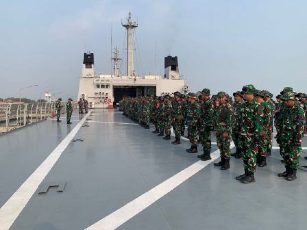 Prajurit Marinir melaksanakan on board KRI Landing Platform Dock (LPD) 