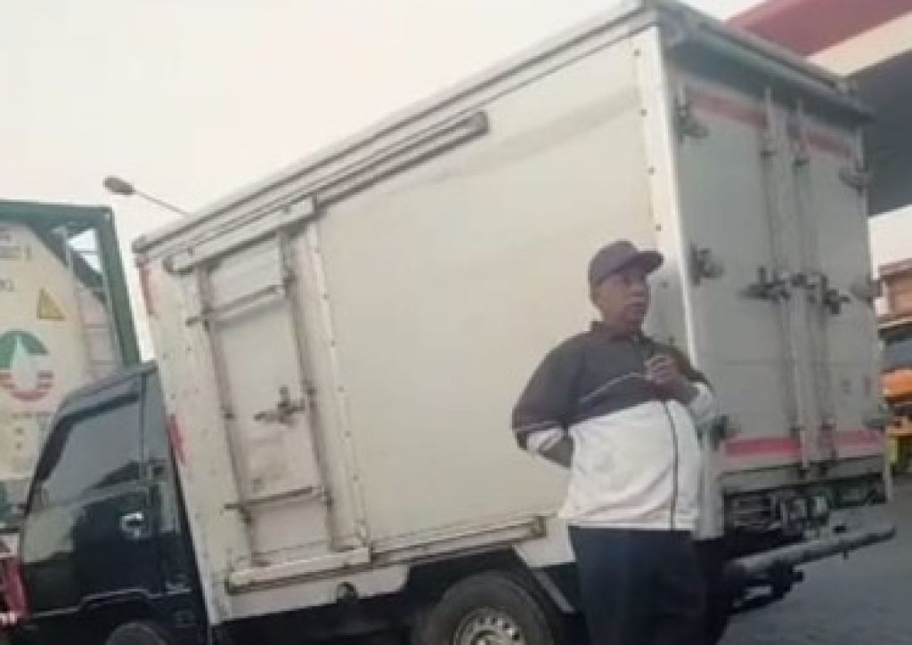 Dion yang mengaku sebagai sopir mobil boks pengangsu solar