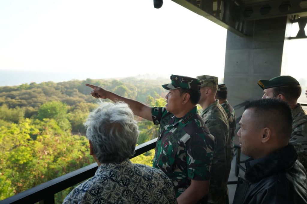 Meninjau pelaksanaan operasi amfibi yang digelar di Pantai Banongan, Kabupaten Situbondo
