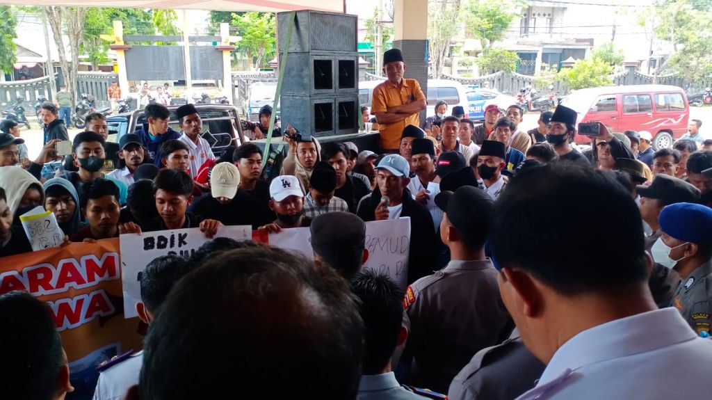 Kumpulan Pemuda Madura Bersatu demo di depan Kantor Dishub Bangkalan
