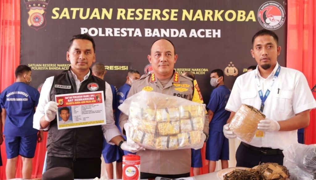 Kombes Pol Fahmi Irwan Ramli didampingi Kasatresnarkoba Polresta Banda Aceh, AKP Ferdian Chandra dan Asisten Man of Airport Rescue & Fire Fighting Twk Rediarsa Asril saat konferensi pers di Aula Indoor