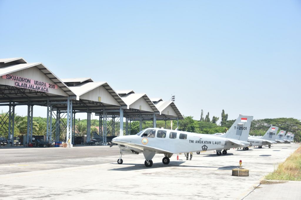 Lima pesawat udara jajaran Wing Udara 2 Puspenerbal jenis G-36 Bonanza melintas boombas di atas podium kehormatan