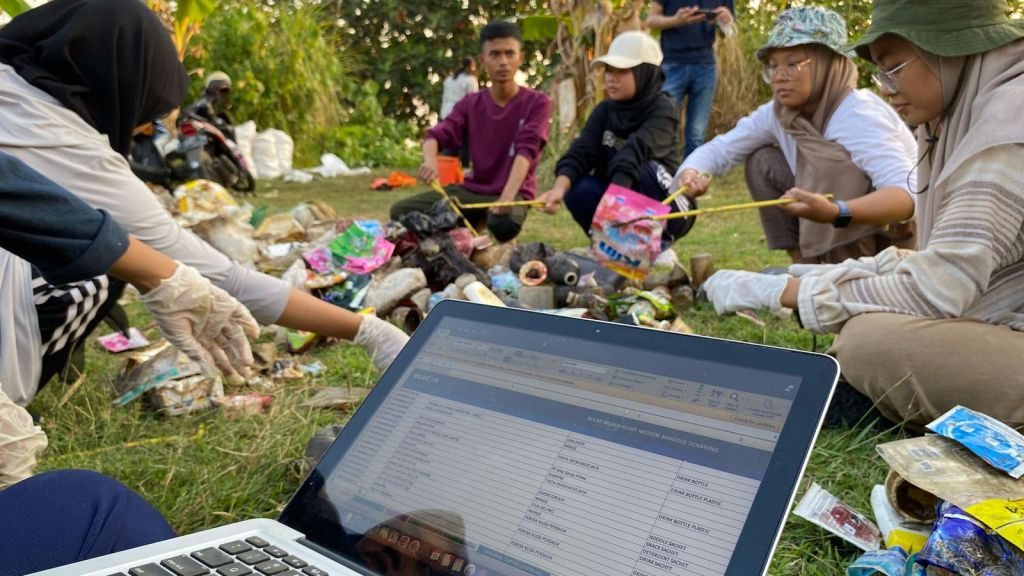 Anggota Komunitas Bruin mengadakan clean up trash boom dan brand audit