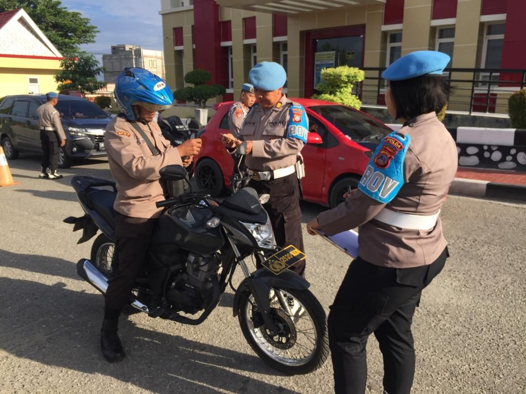 Pemeriksaan kelengkapan kendaraannya oleh Subbid Provost Bidpropam Polda Sulteng