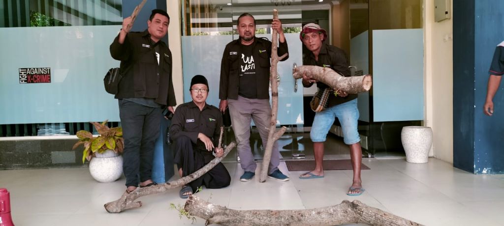 Ecoton bersama Telapak segel kantor BPPLHK Gakkum Jabalnusra dengan balok kayu