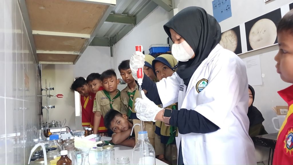Kader Lingkungan SD Muhammadiyah 1 Wringinanom sedang mengamati uji lab di TPS 3R Wringin Asri