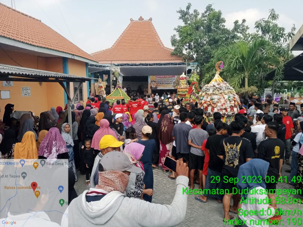Kirab gunungan tumpeng di halaman kantor Desa Panjunan