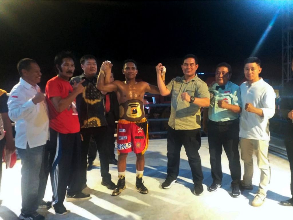 Juara tinju Piala "Kapolrestabes Surabaya," 
