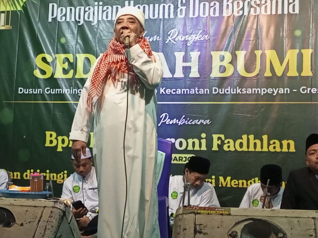 KH Sahroni Fadlan mengisi pengajian di Dumusun Gumining, Desa Tambakrejo 