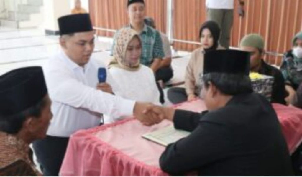 Belva Pandega Nuswantara dan Ulviyanti Durrotul menikah di masjid.