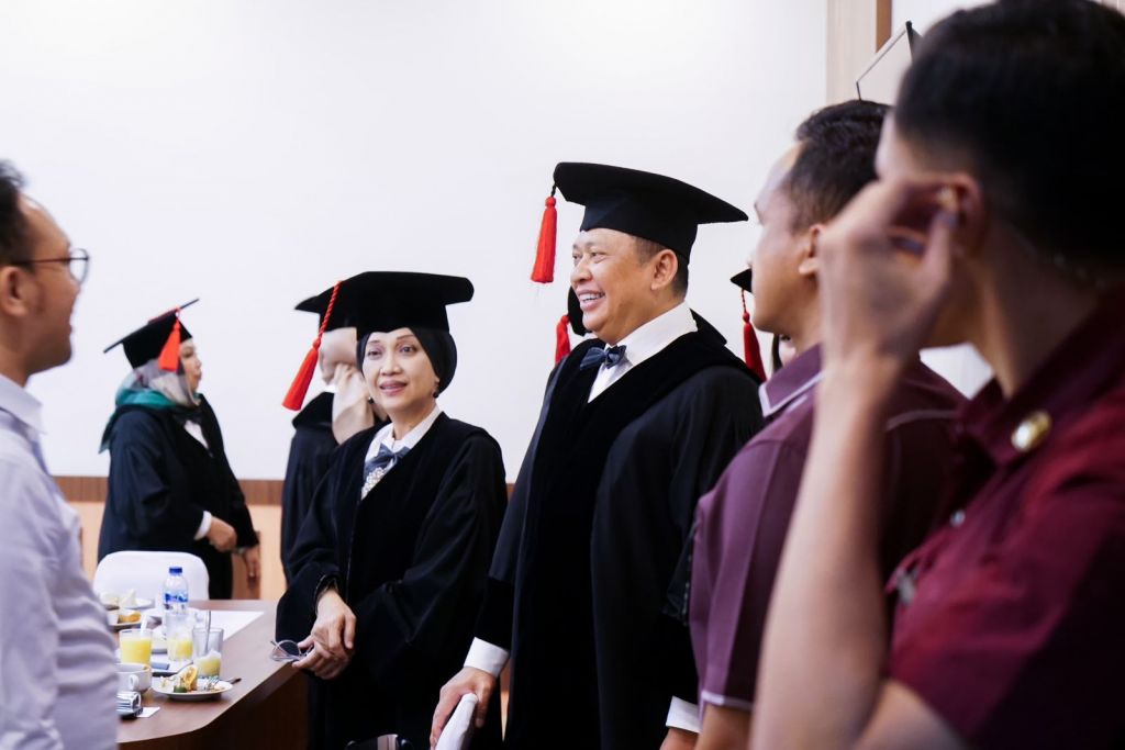 Bamsoet usai menguji disertasi dalam Ujian Sidang Terbuka Program Doktor Ilmu Hukum Fakultas Hukum UNPAD