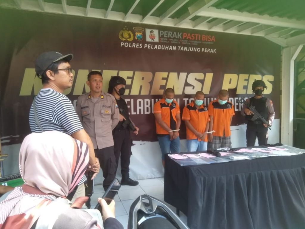 Konferensi pers di Polres Pelabuhan Tanjungperak Surabaya