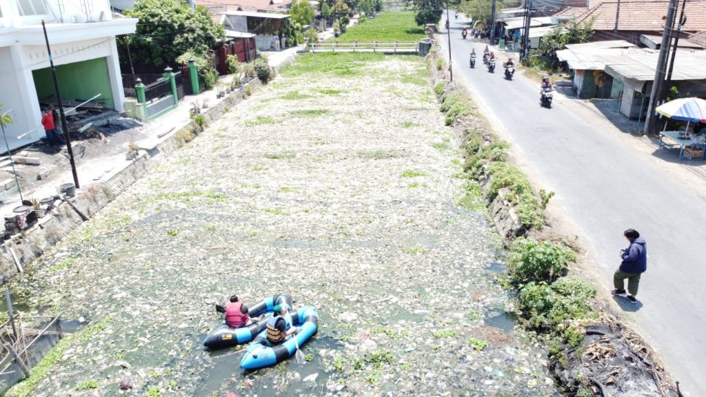 Sampah di Sungai Pelayaran Sidoarjo