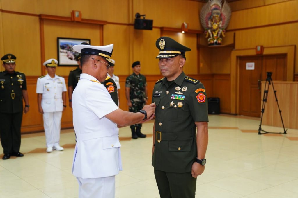 Sertijab Wakapuspen TNI dari Brigjen TNI Sugiono kepada Kolonel Inf Teguh Pudji Rahardjo