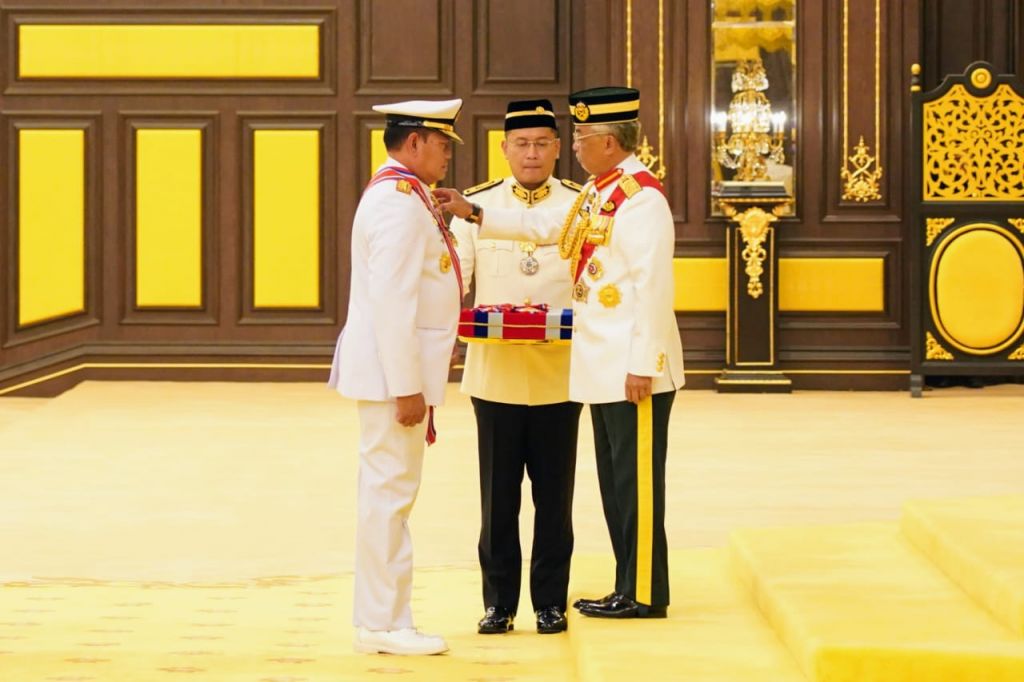 Panglima TNI, Laksamana TNI Yudo Margono, menerima penganugerahan Tanda Kehormatan Panglima Gagah Angkatan Tentera