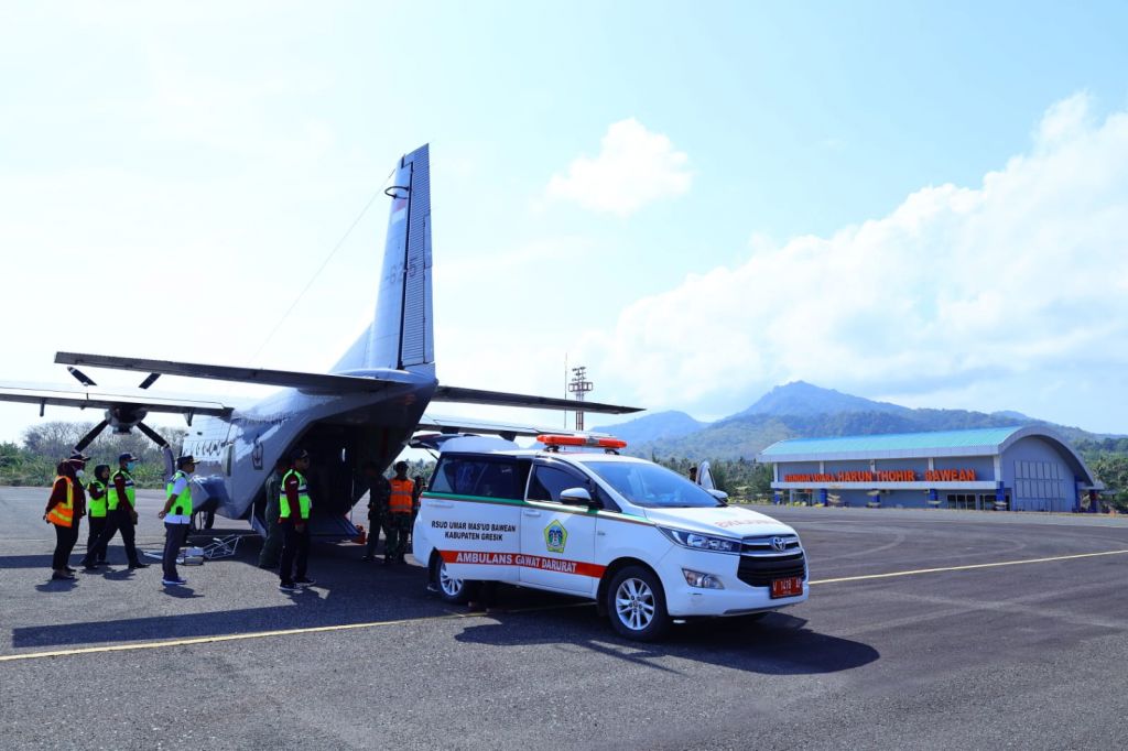 Evakuasi pasien menggunakan pesawat udara NC 212 Aviocar