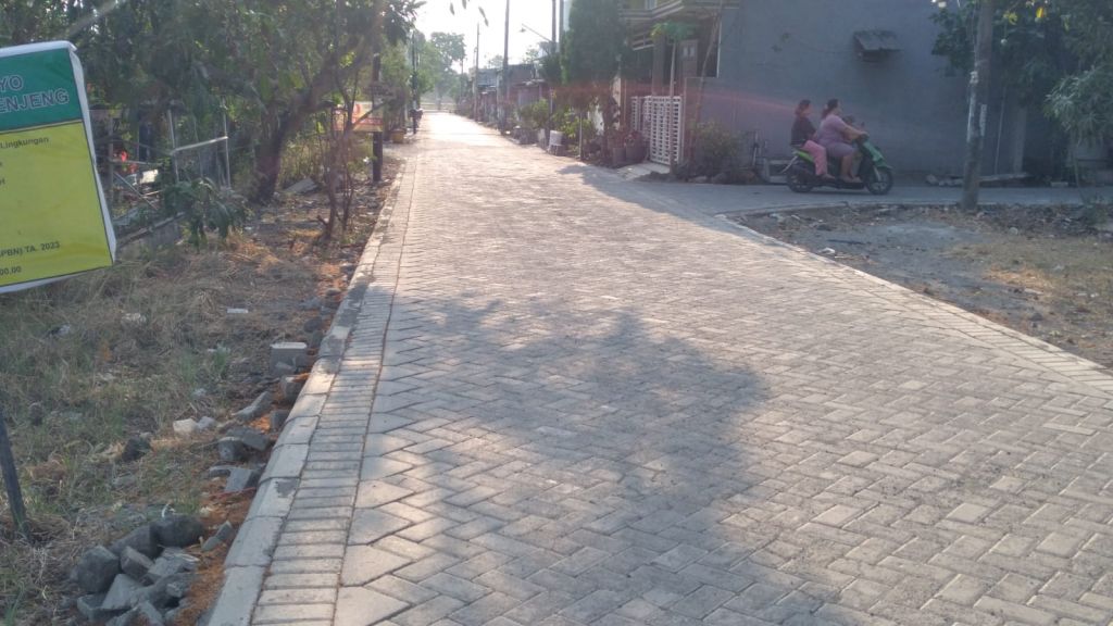 Jalan perumahan yang dipaving dari Dana Desa