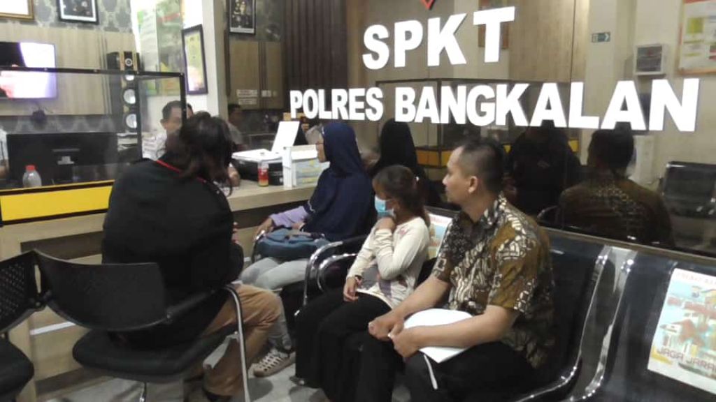 MVI dan ibunya melapor ke SPKT Polres Bangkalan didampingi kuasa hukumnya