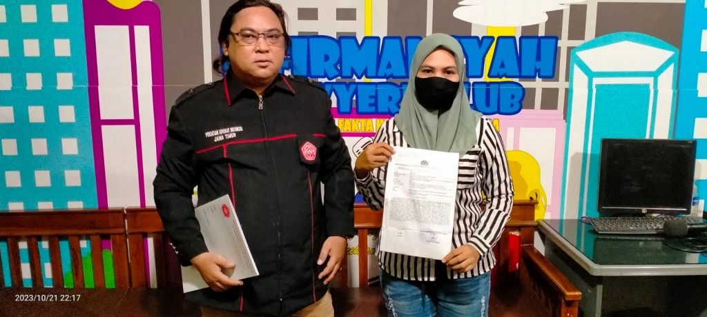 Hs didampingi Dodik Firmansyah menjukkan Surat Tanda Lapor dari Polisi