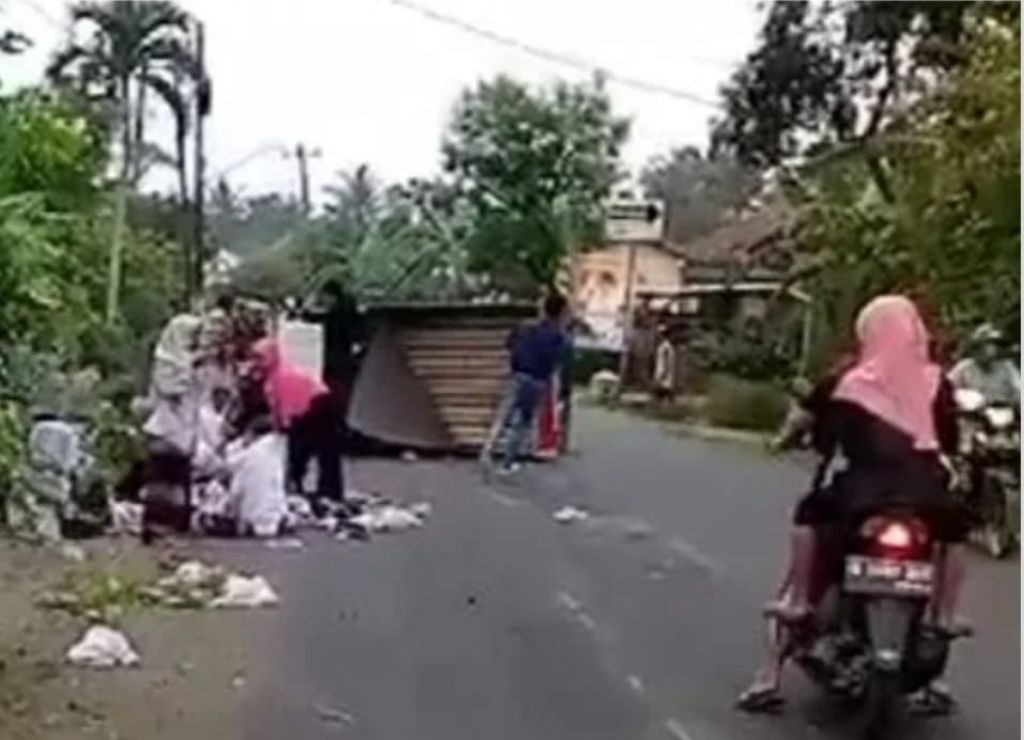 Pick up yang membawa puluhan santri terguling