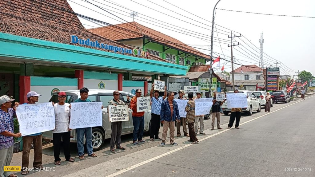 Demo warga Desa Panjunan di depan kantor Kecamatan Duduksampeyan