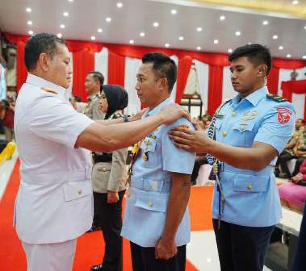 Panglima TNI bersama Kapolri melaksanakan penanggalan tanda peserta didik dan penyematan tanda pangkat