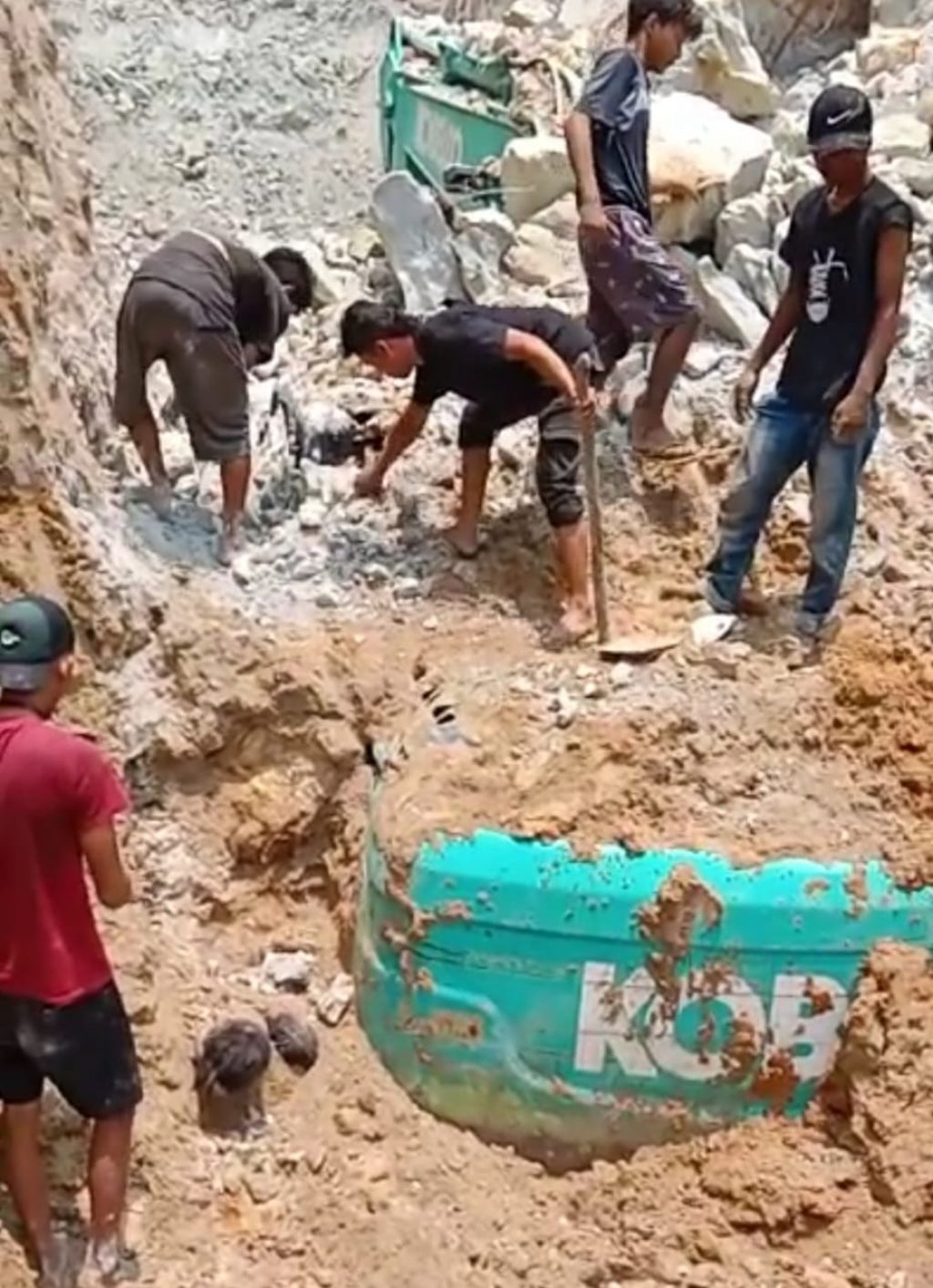 Longsor di lokasi galian c di Desa Kadu Agung Tengah