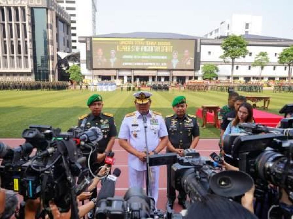 Panglima TNI, Laksamana TNI Yudo Margono, dihadapan awak media, usai memimpin serah terima jabatan KASAD