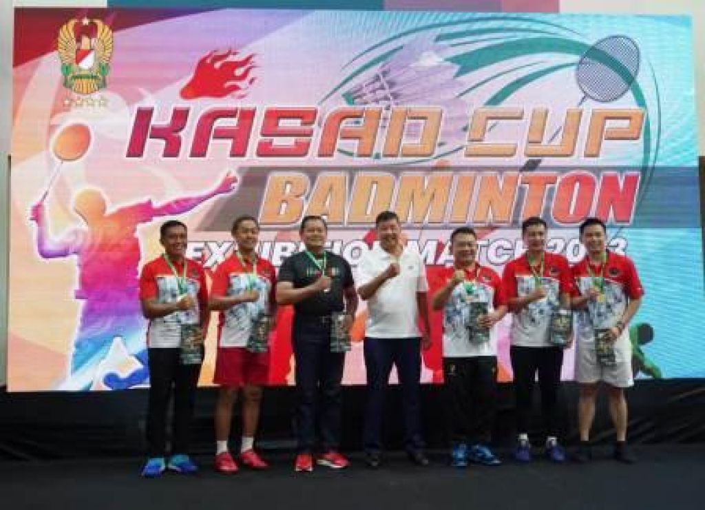 Panglima TNI dan jajaran bersama legenda atlet Bulu Tangkis