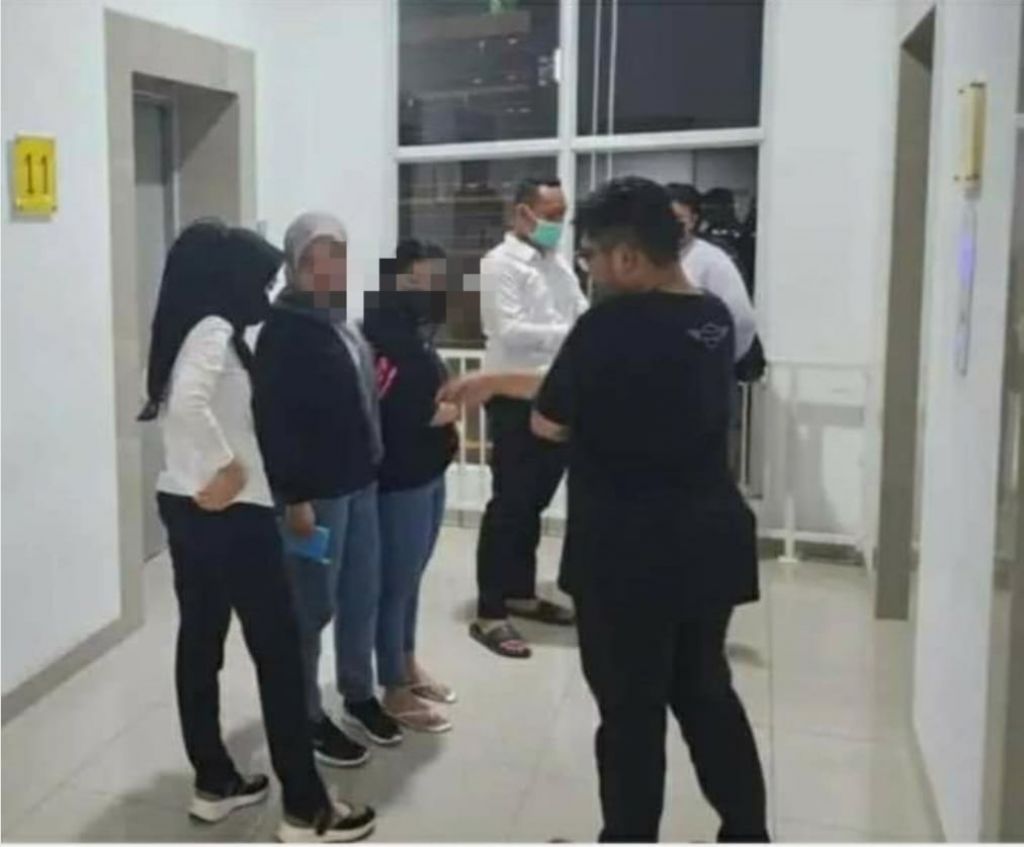 Penggrebekan prostitusi di salah satu kamar apartemen Icon Mal