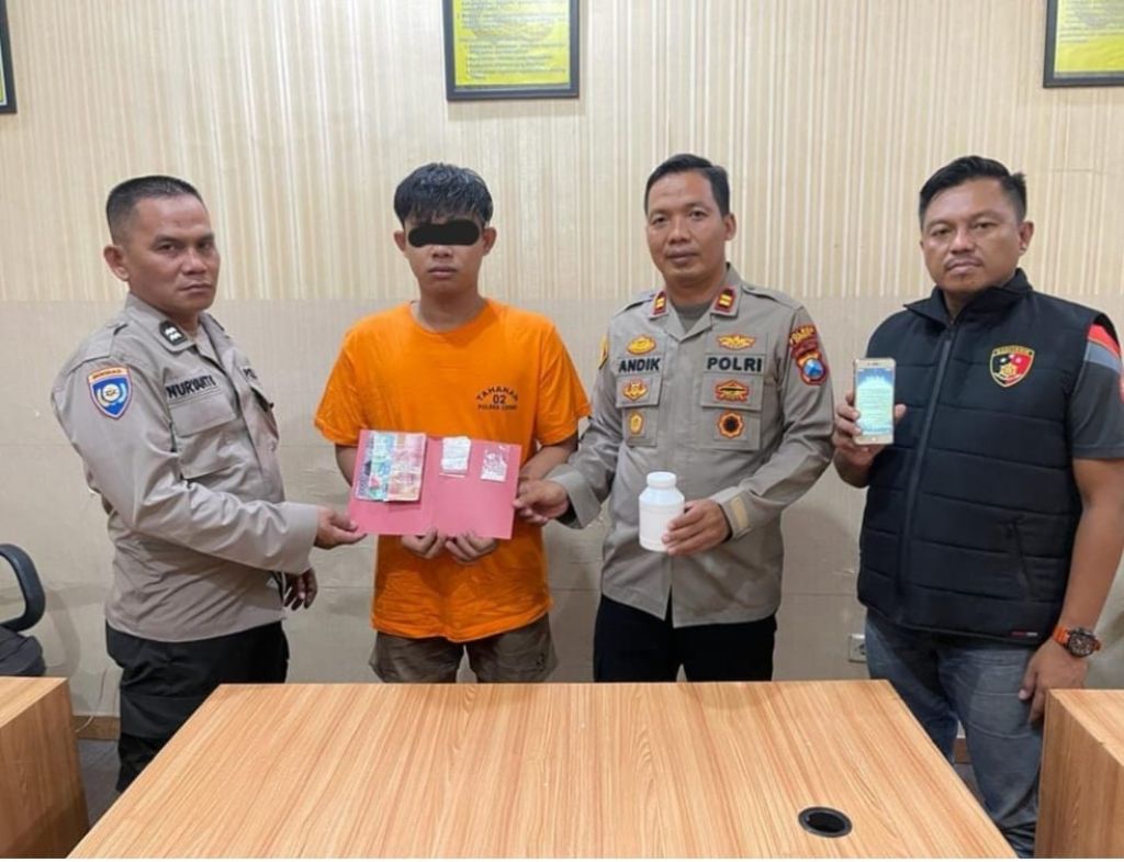 Pengedar pil koplo (tengah) di Polsek Cerme