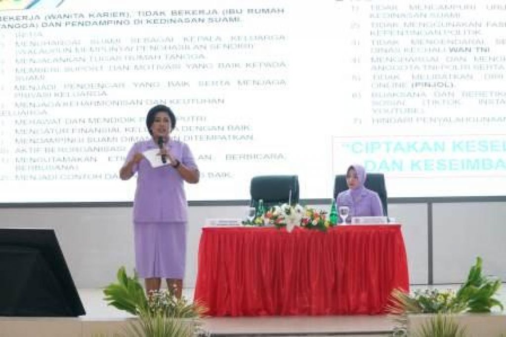 Ny. Vero Yudo Margono saat memberikan pembekalan pada kegiatan Penataran Istri Pasis Dikreg LI Sesko TNI TA 2023