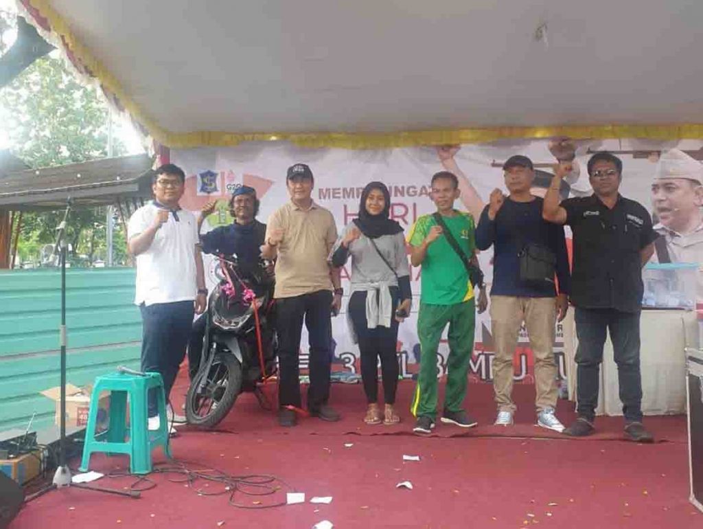Dokumentasi Tosin Turangga saat menerima hadiah undian berupa motor Honda Genio