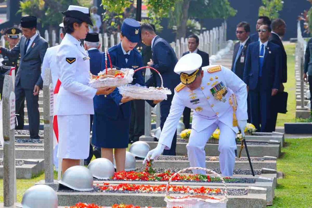 Panglima TNI tabur bunga di TMP Kalibata