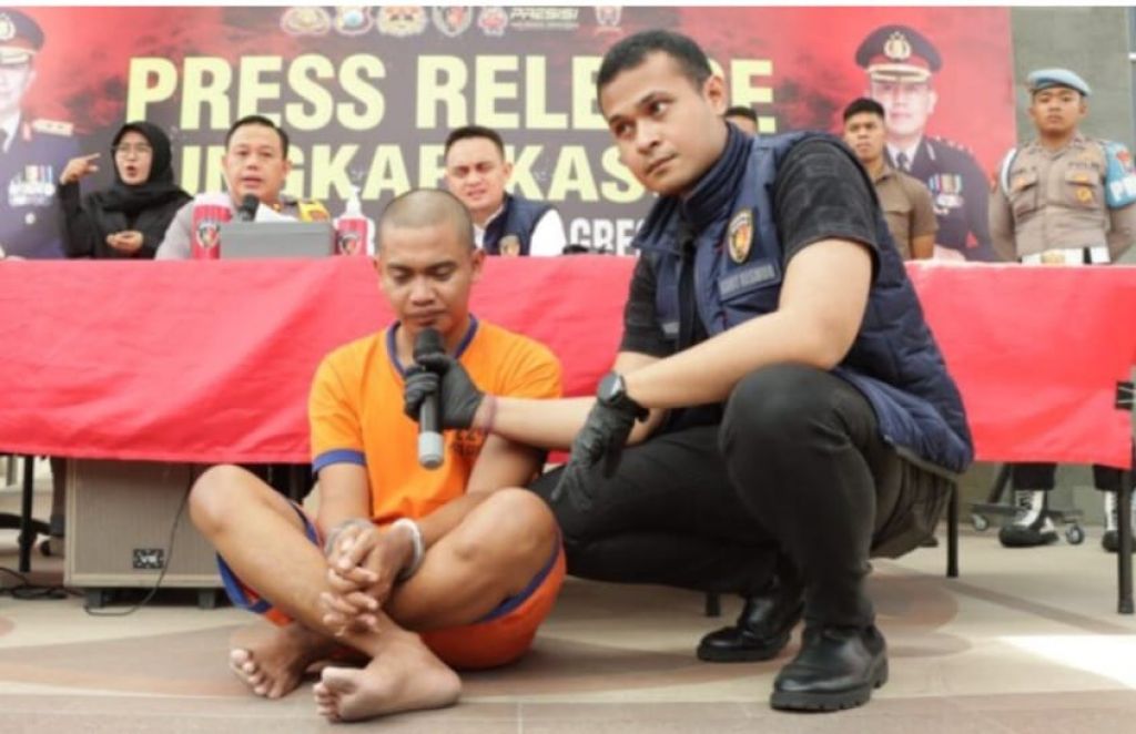 ZA saat diinterograsi oleh Personil Reskrim Polres Gresik