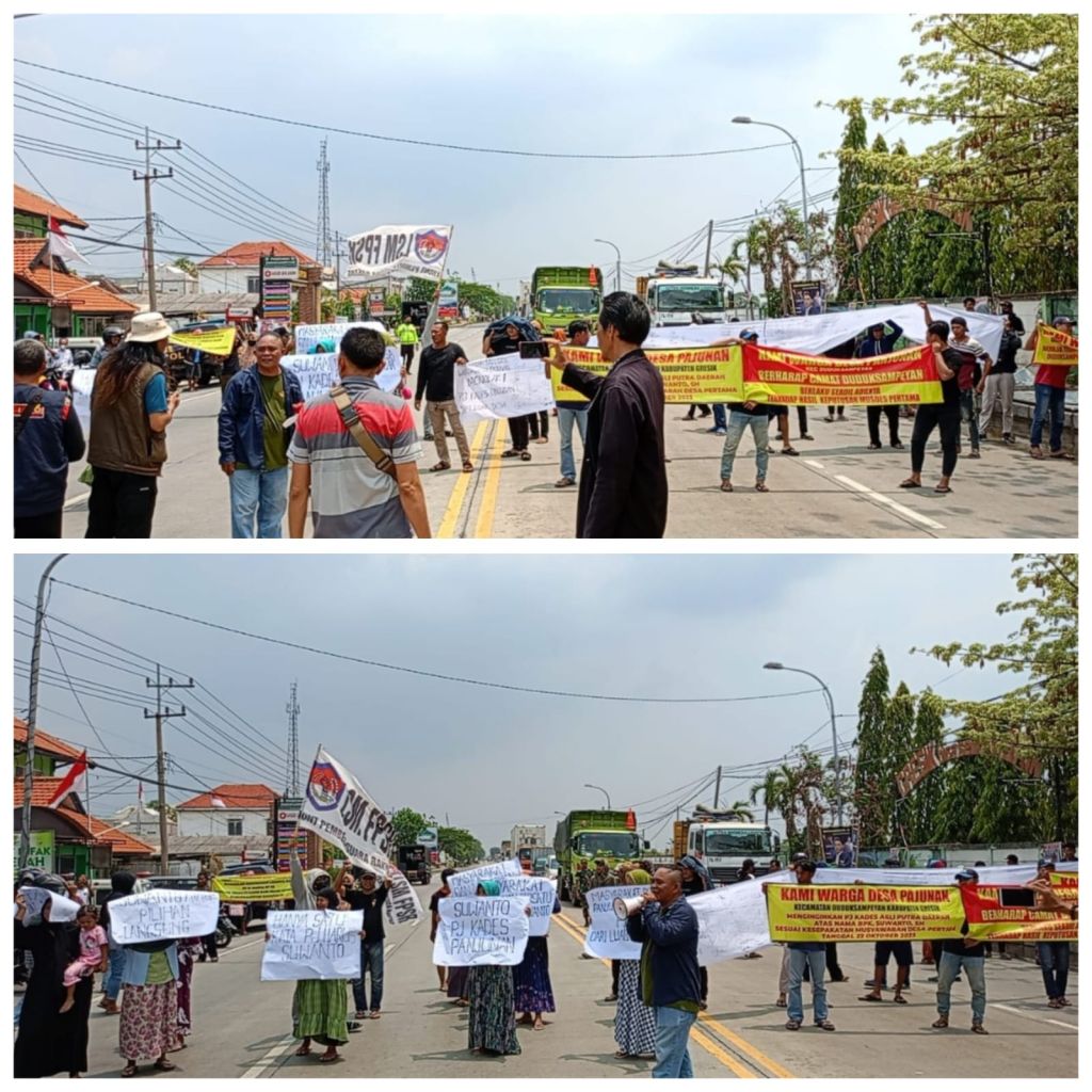 Demo warga Desa Panjunan di depan kanto Camat Duduksampeyan