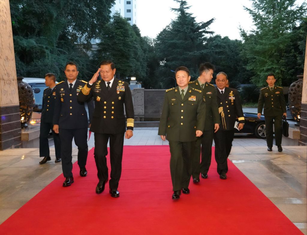 Laksamana TNI Yudho Margono dengan petinggi militer China