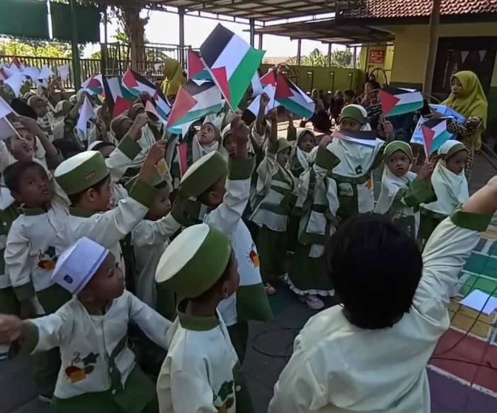 Siswa siswi TK menggalan donasi untuk bantu Palestina