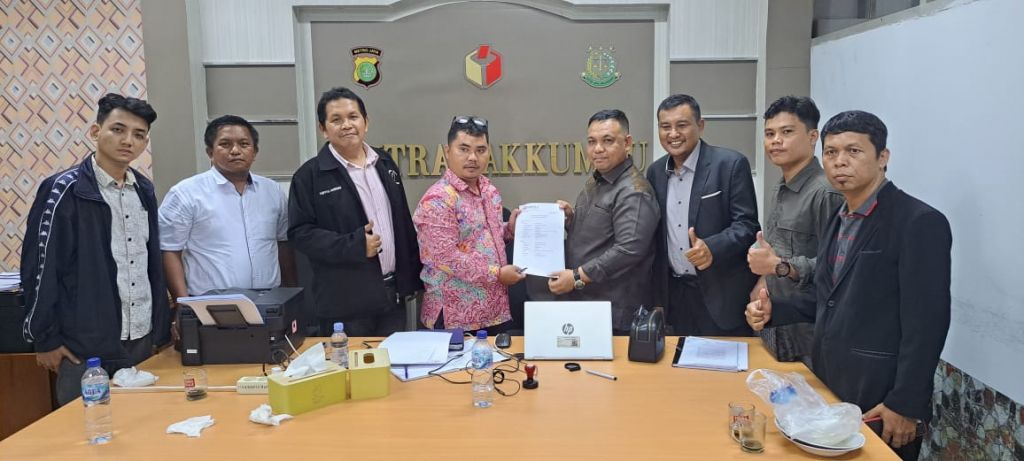 Kuasa Hukum Meifilia menyerahkan laporan ke Bawaslu
