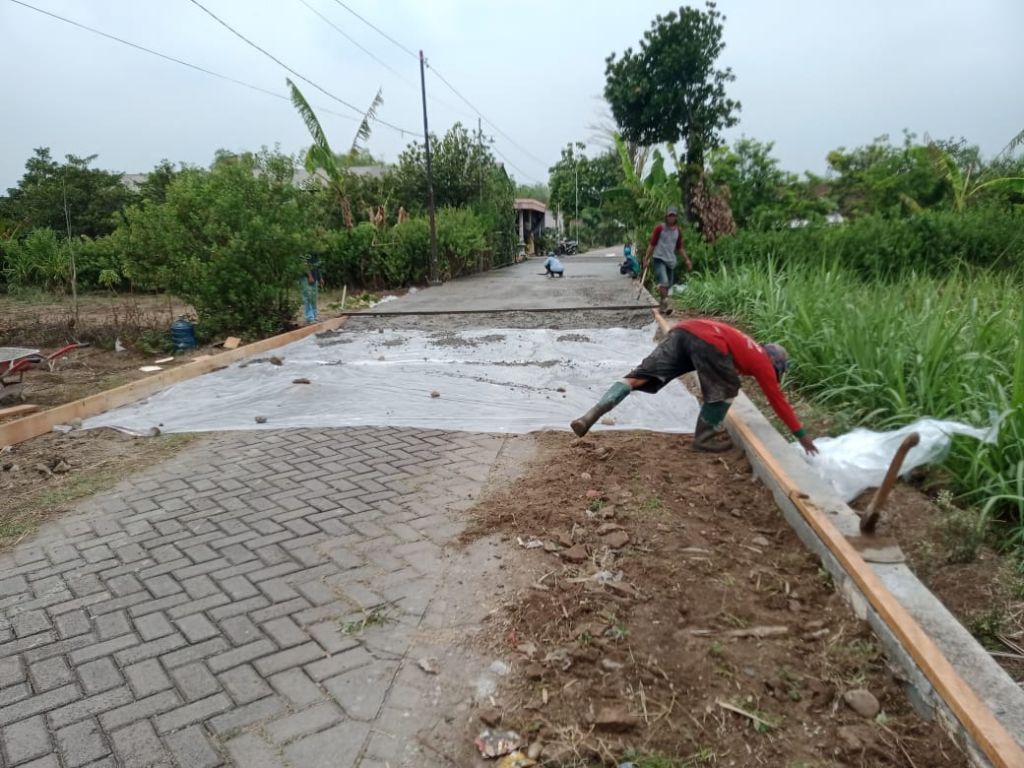 Pekerjaan pengecoran di Desa Kedunguneng