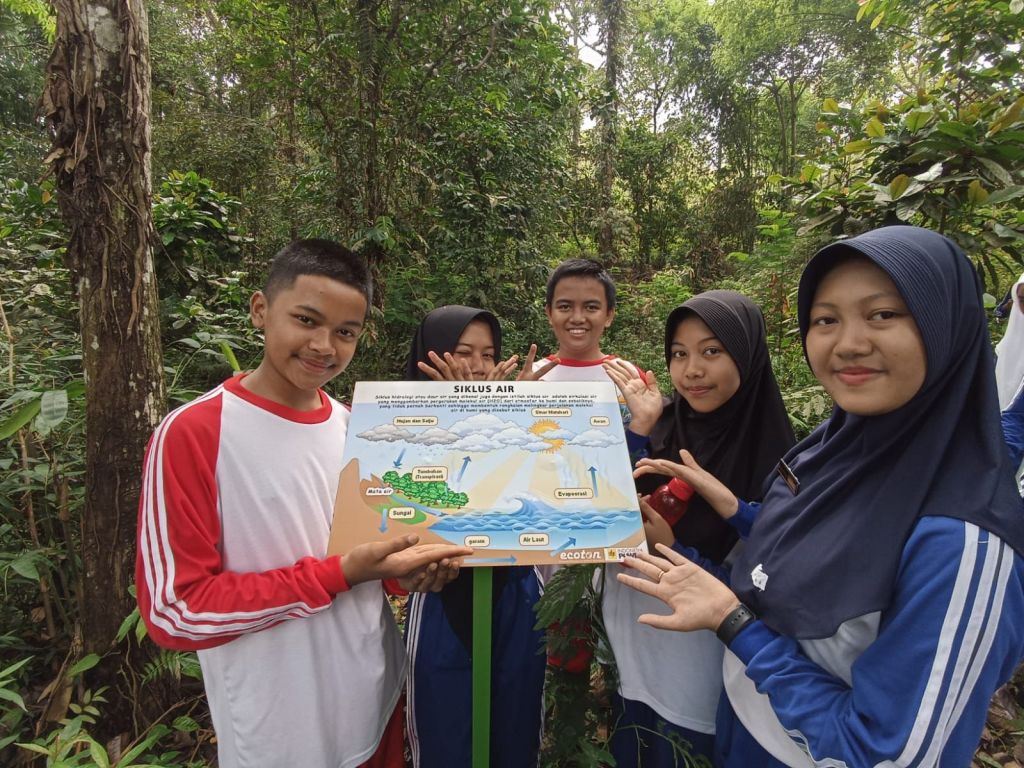 Siswa ikut berpartisipasi di laboratorium sungai di Sungai Gogor, Kecamatan Wonosalam, Kabupaten Jombang