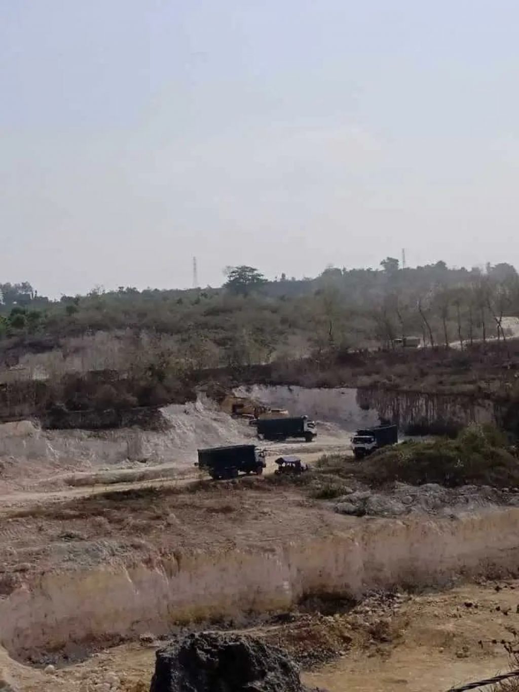 Kegiatan penambang di Panceng, pada Jumat 1 Desember 2023