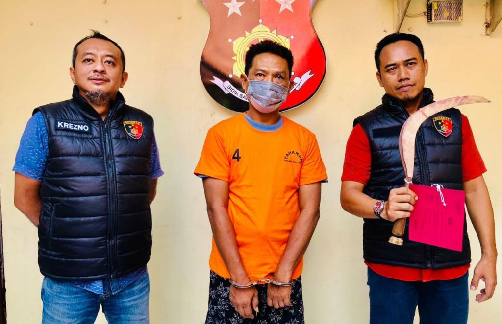 IS (tengah) dan barang bukti yang diamankan Polsek Genteng