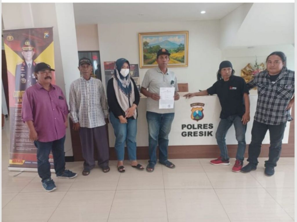 Umar didampingi keluarganya usai melaporkan AH ke Polres Gresik
